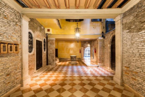 Very central apartment in historical 1600 Palace with lift within a few min walk from San Marco Square